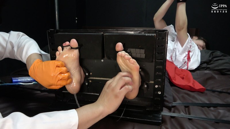 「足裏拘束で動けないくすぐったさに絶叫する巫女さんくすぐり!」WAKA-057 立花まりな 4【無料試聴】 21 h 1416ad01617pl